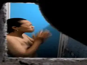 Aksi Ngintip Cewek Cantik Mandi Di Toilet